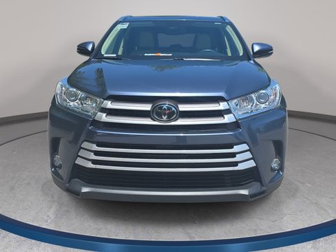 Used 2019 Toyota Highlander XLE FWD image 2