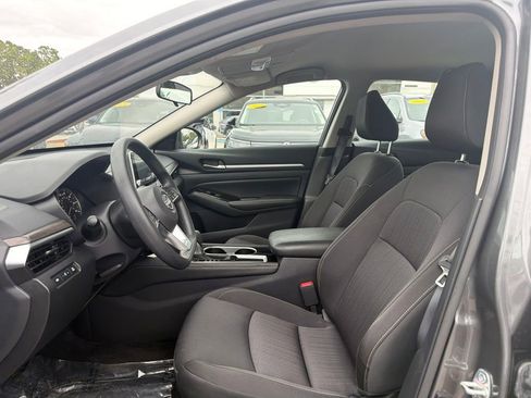 Used 2023 Nissan Altima 2.5 SV FWD image 2