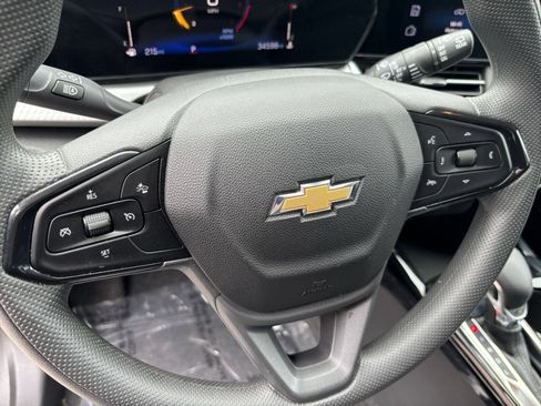 Used 2025 Chevrolet Trax LT FWD image 27