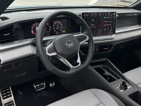 New 2026 Volkswagen Tiguan SE R-Line FWD image 17