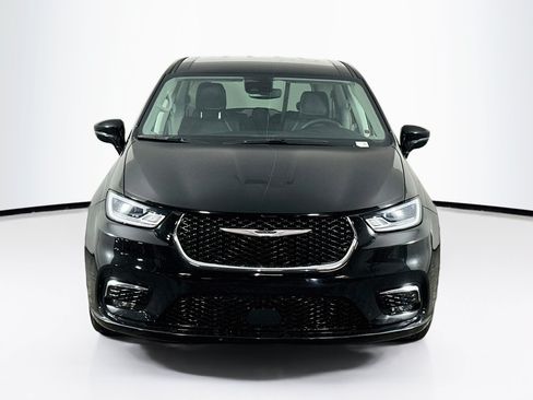 Used 2024 Chrysler Pacifica Touring-L FWD image 2