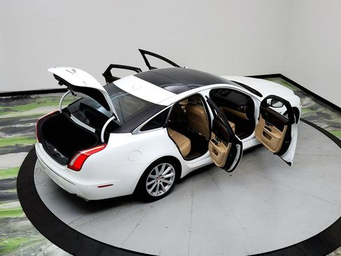 Used 2015 Jaguar XJ RWD image 40