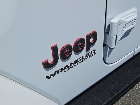 Used 2021 Jeep Wrangler Unlimited Rubicon w/ Dual Top Group AWD/4WD image 11