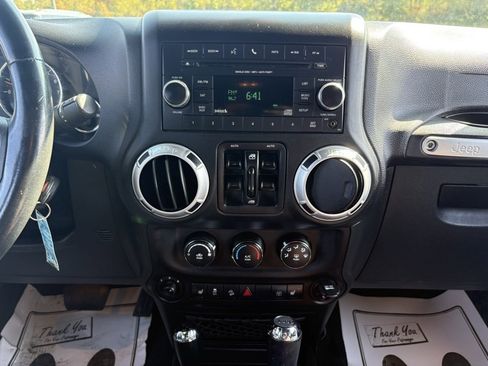 Used 2015 Jeep Wrangler Unlimited Sahara w/ Connectivity Group image 32