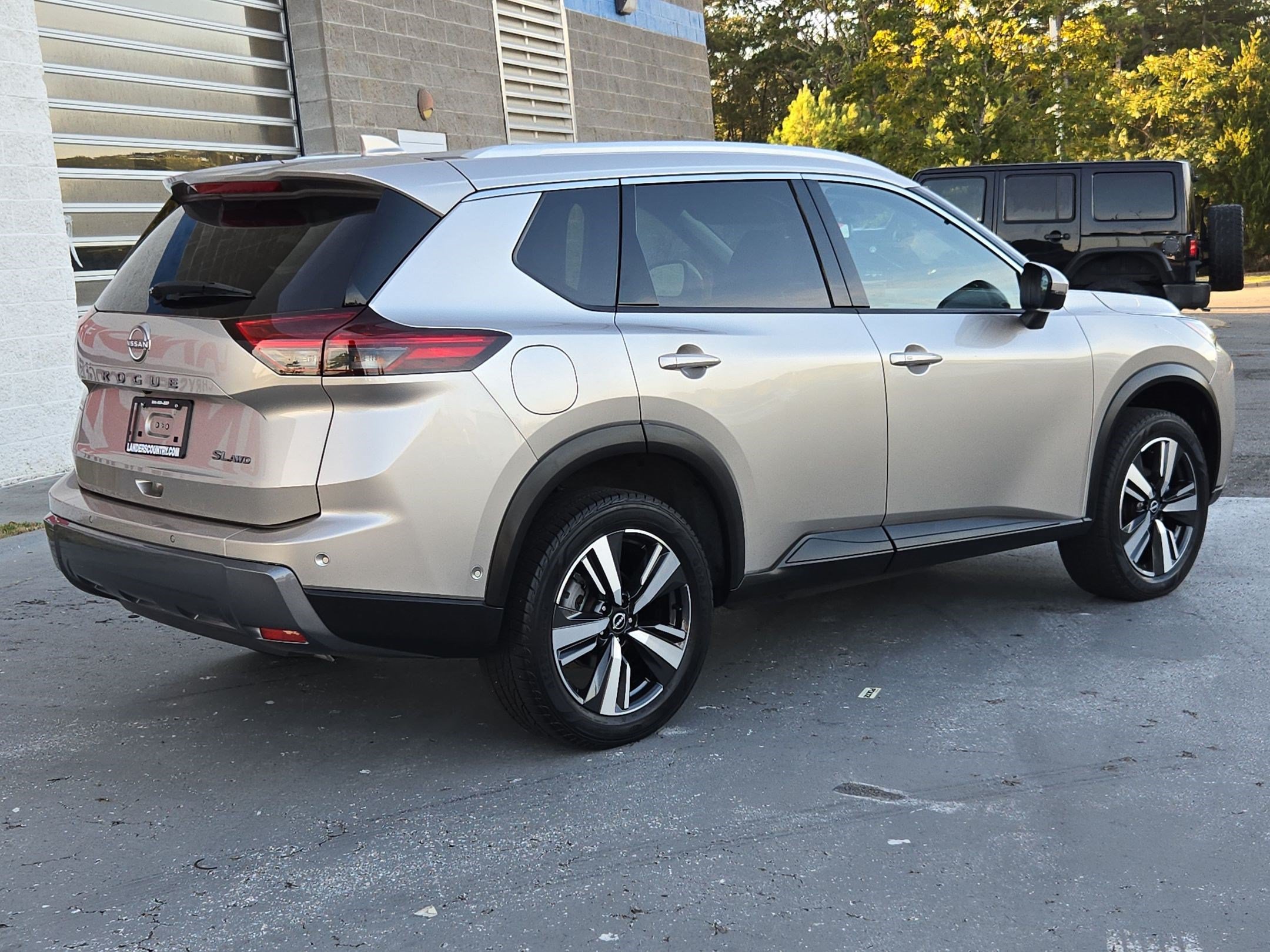 Used 2024 Nissan Rogue SL AWD/4WD image 7
