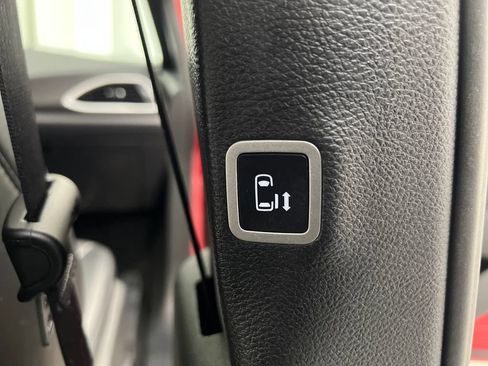 Used 2025 Chrysler Pacifica Select FWD image 33