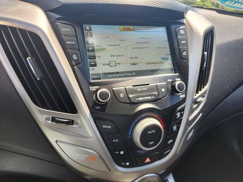 Used 2017 Hyundai Veloster Value Edition FWD image 16
