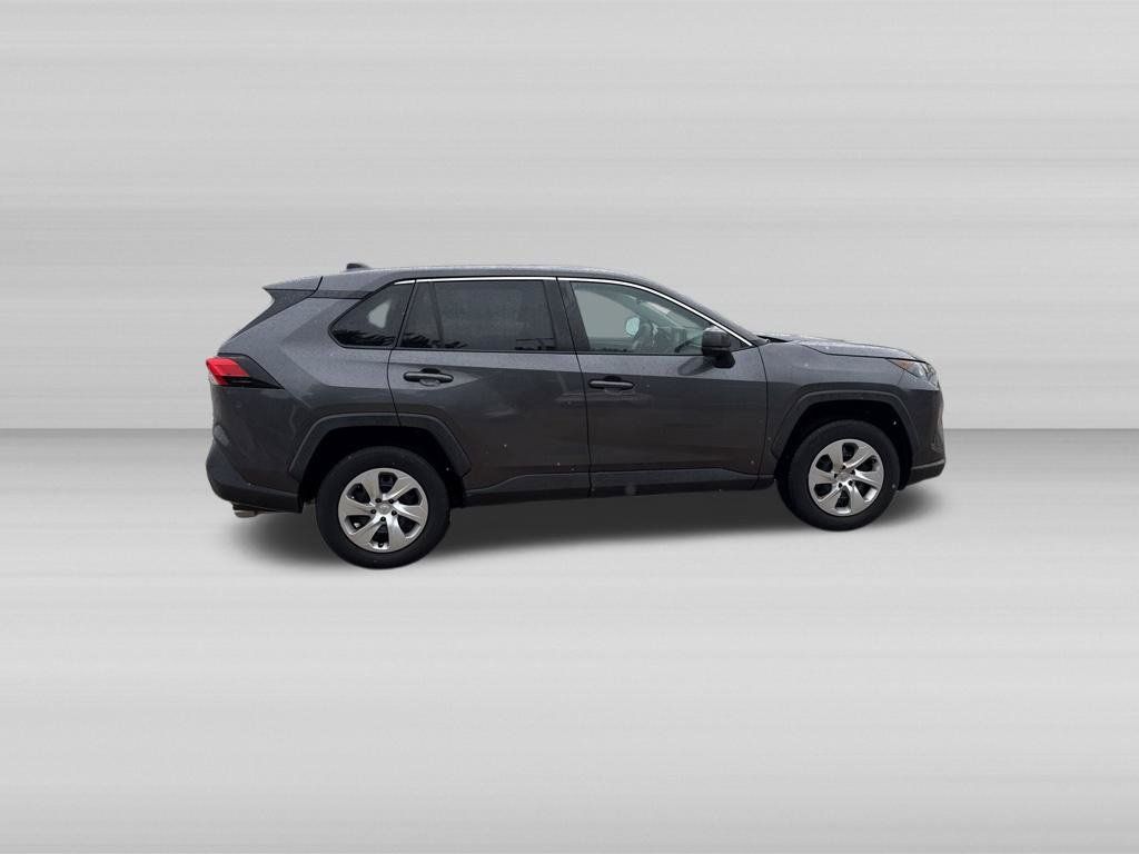 Used 2022 Toyota RAV4 LE AWD/4WD image 3