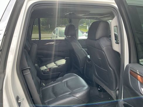 Used 2020 Cadillac Escalade Luxury AWD/4WD image 8