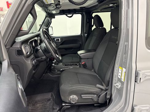 Used 2018 Jeep Wrangler Unlimited Sahara w/ Cold Weather Group AWD/4WD image 12