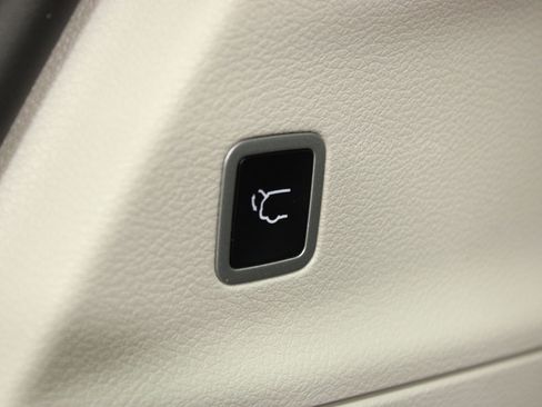 Used 2024 Chrysler Pacifica Touring-L image 13