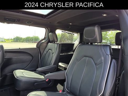 Used 2024 Chrysler Pacifica Limited w/ S Appearance Package image 19