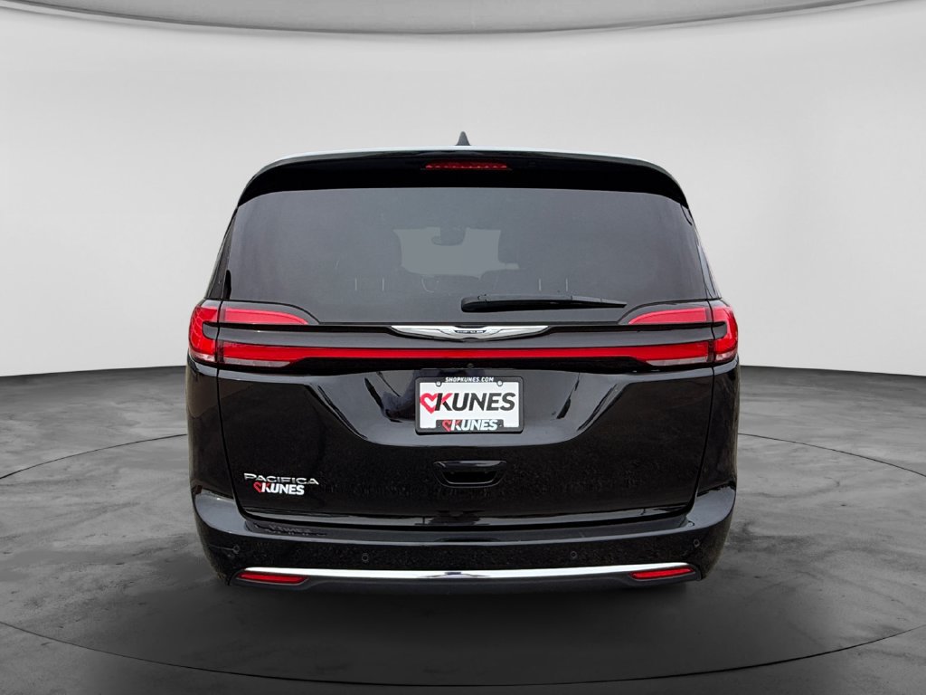 Used 2025 Chrysler Pacifica Select FWD image 8