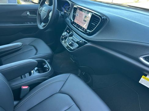 New 2027 Chrysler Pacifica Select FWD image 17