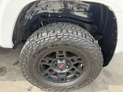 Used 2018 Toyota 4Runner TRD Off-Road Premium AWD/4WD image 5