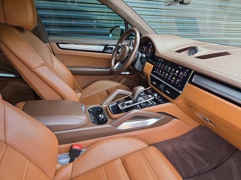 Certified 2023 Porsche Cayenne Turbo AWD/4WD image 18