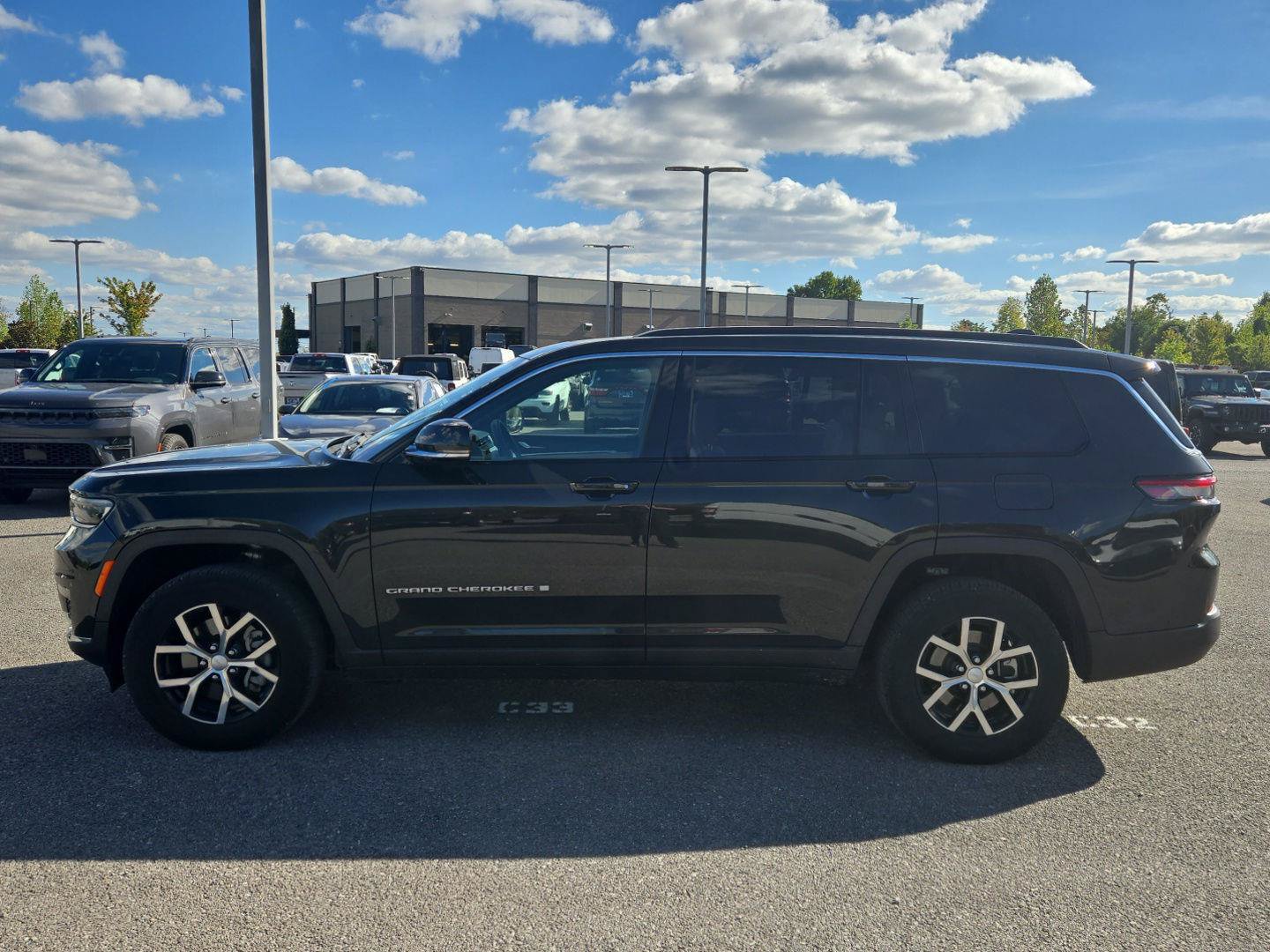 Used 2024 Jeep Grand Cherokee L Limited AWD/4WD image 4