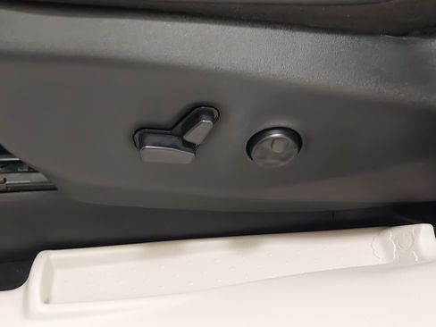 Used 2024 Chrysler Pacifica Touring-L w/ Uconnect Theater Family Group FWD image 37