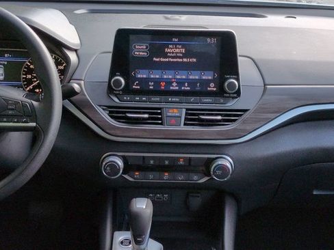 Used 2024 Nissan Altima 2.5 SV FWD image 16
