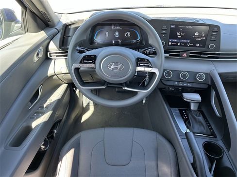 New 2025 Hyundai Elantra SE image 4