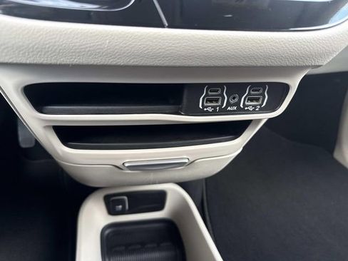 Used 2024 Chrysler Pacifica Touring-L image 25