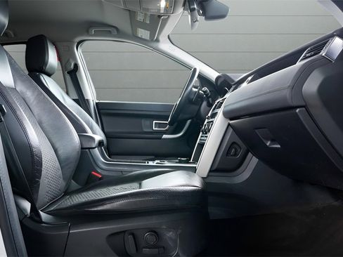 Used 2019 Land Rover Discovery Sport SE image 53