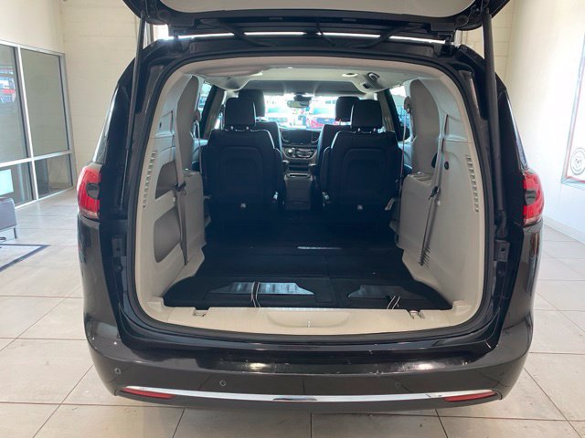 Used 2023 Chrysler Pacifica Touring-L FWD image 8