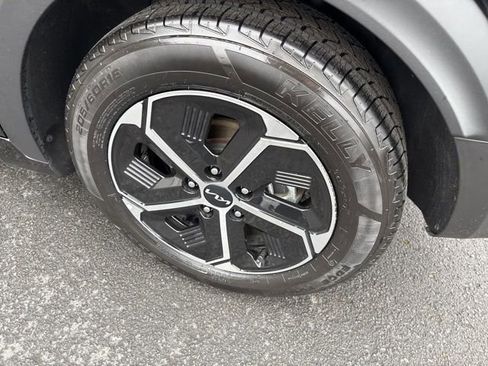 Certified 2023 Kia Niro EX image 12