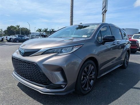 Used 2022 Toyota Sienna XSE image 8