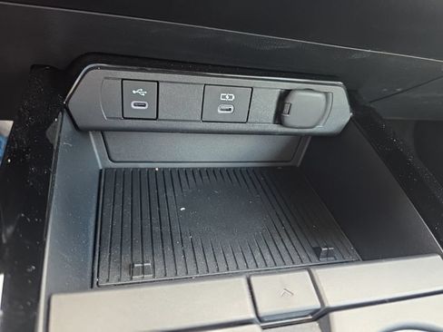 Used 2025 Toyota Prius XLE AWD/4WD image 25