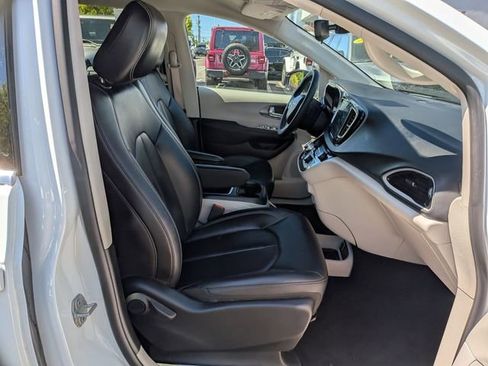 Used 2024 Chrysler Pacifica Touring-L FWD image 30