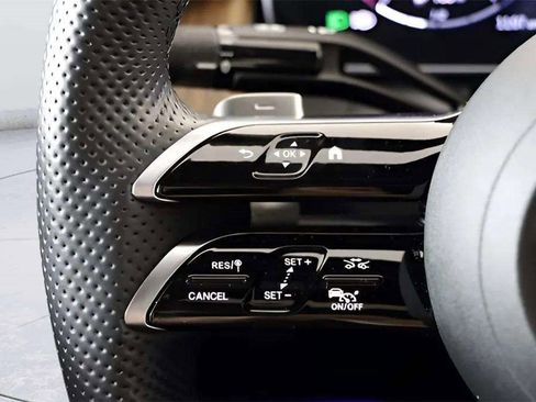 Used 2024 Mercedes-Benz GLC 300 4MATIC image 27