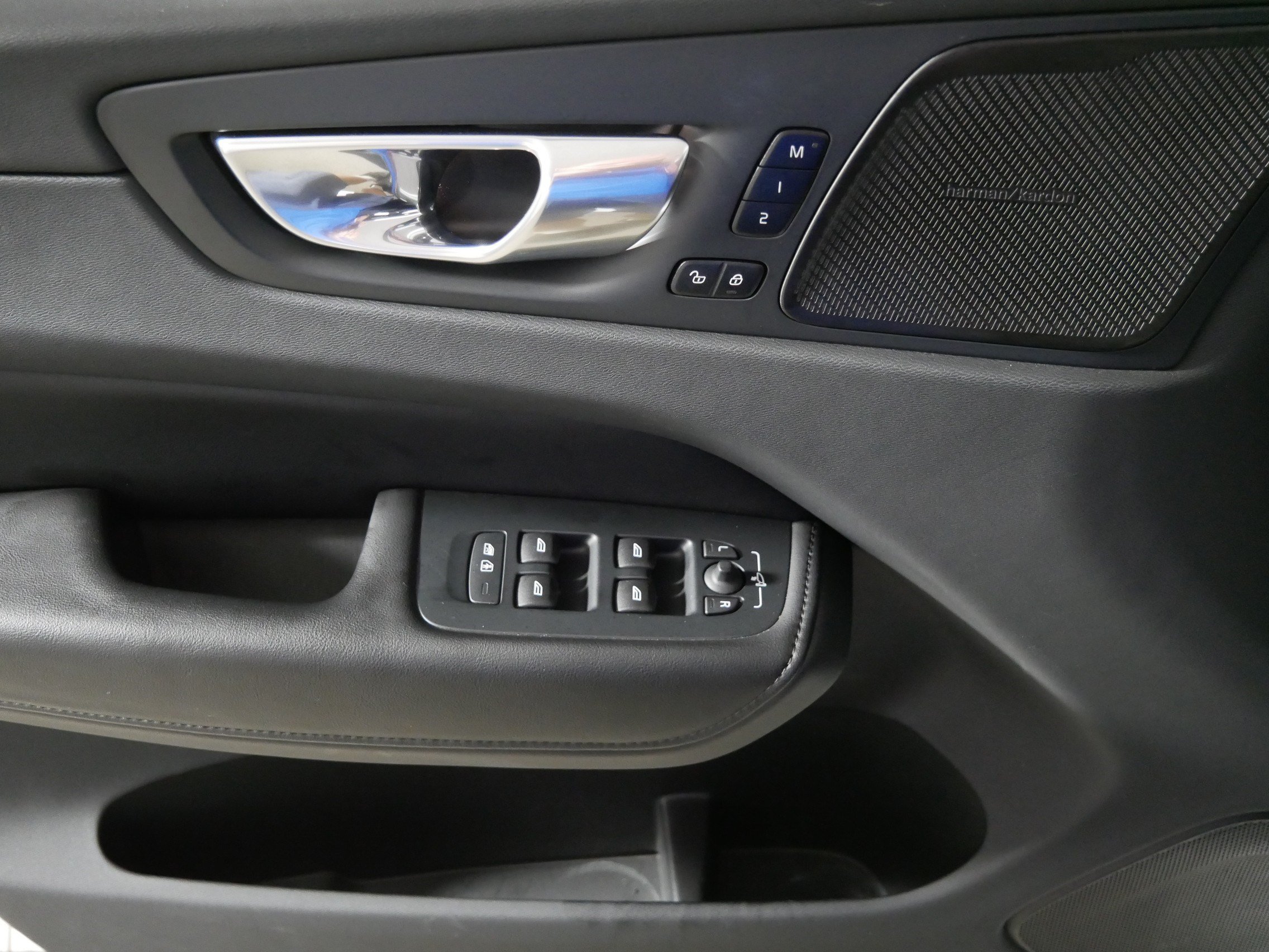 Used 2023 Volvo XC60 B5 Plus w/ Climate Package AWD/4WD image 19