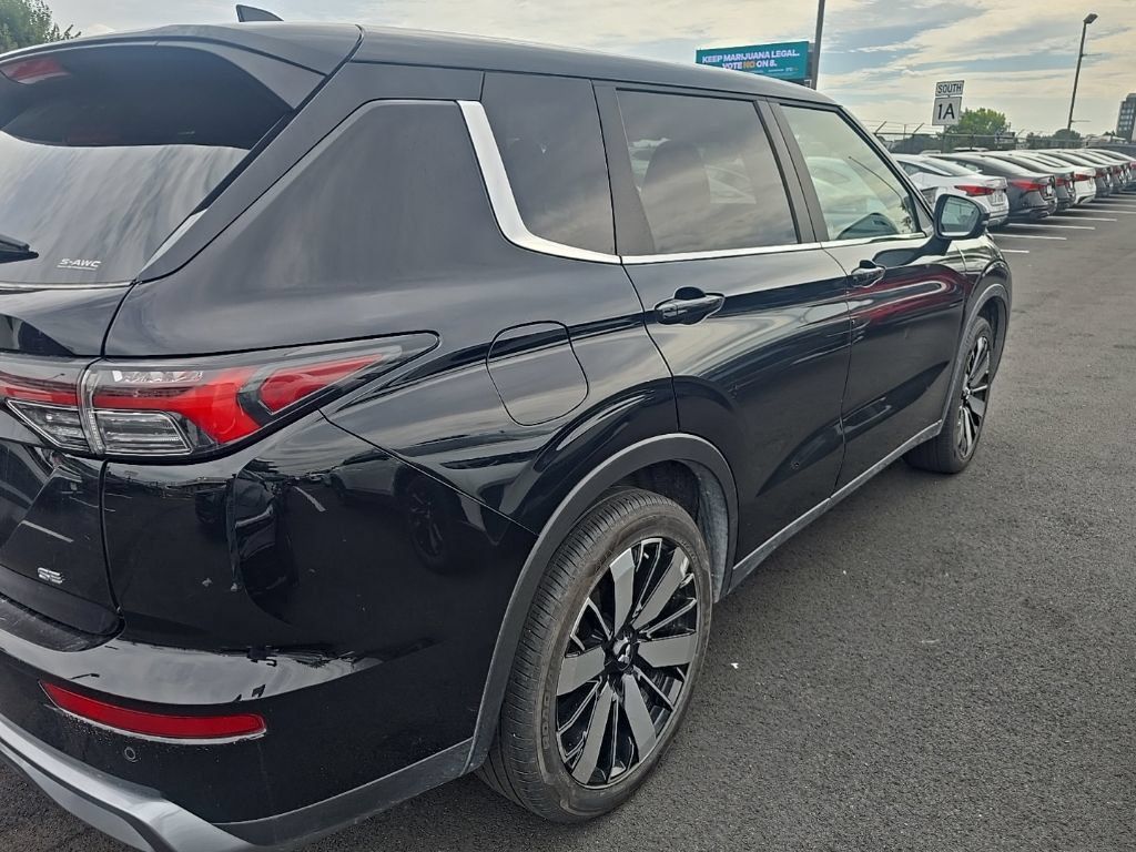 Used 2025 Mitsubishi Outlander SE AWD/4WD image 3