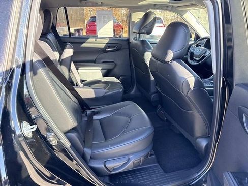 Used 2024 Toyota Highlander XLE image 11