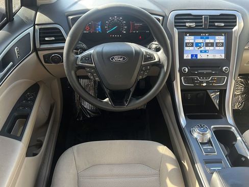 Used 2018 Ford Fusion SE w/ Fusion SE Technology Package FWD image 11
