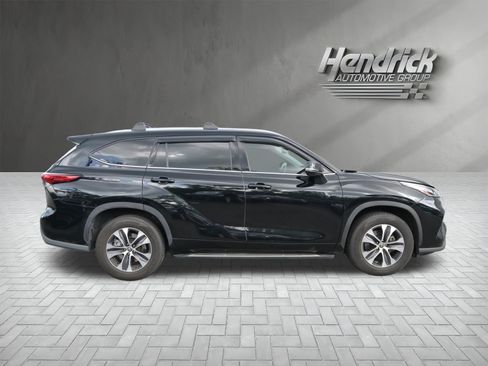 Used 2021 Toyota Highlander XLE FWD image 10