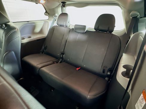 Used 2017 Toyota Sienna SE w/ SE Preferred Package FWD image 29