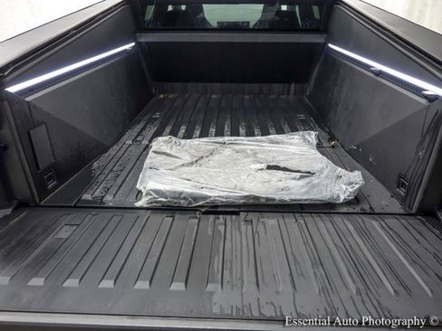 Used 2024 Tesla Cybertruck AWD Crew Cab image 39