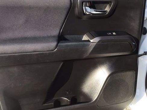 Used 2020 Toyota Tacoma TRD Sport image 11