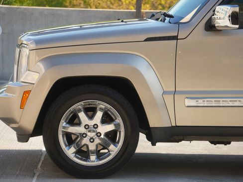 Used 2010 Jeep Liberty Limited w/ Tire & Wheel Group image 10