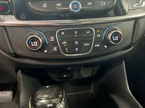 Used 2018 Chevrolet Traverse LT FWD image 16