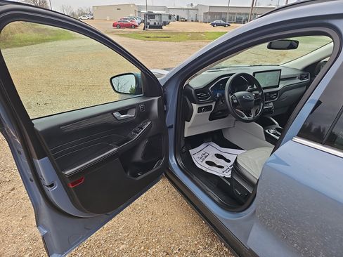 Certified 2024 Ford Escape SE w/ PHEV Premium Package image 20