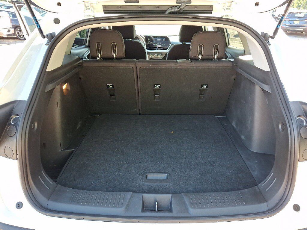 Used 2025 Chevrolet Trax LS w/ LS Convenience Package FWD image 32