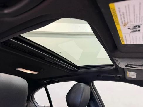 Used 2018 BMW 320i Sedan w/ Sport Package image 27