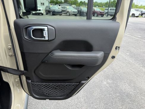 Used 2022 Jeep Wrangler Unlimited Sahara w/ Cold Weather Group AWD/4WD image 18