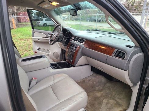 Used 2008 Chevrolet Suburban LT w/ LT Preferred Equipment Group RWD image 16