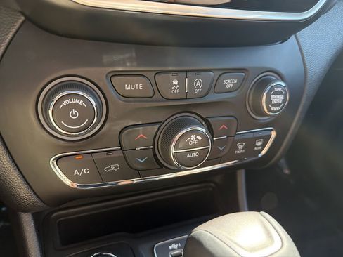 Used 2019 Jeep Cherokee Overland w/ Heavy Duty Protection Group AWD/4WD image 27