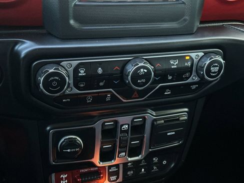 Used 2021 Jeep Gladiator Rubicon w/ Cold Weather Group AWD/4WD image 18