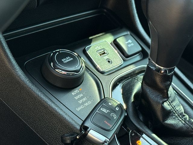 Used 2019 Jeep Cherokee Limited w/ Luxury Group AWD/4WD image 19
